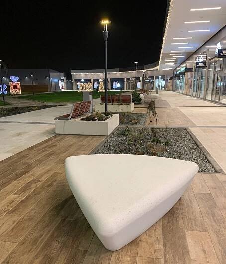 Outlet Arena Moravia má uspořádání do podkovy, její vnitřek není zastřešen