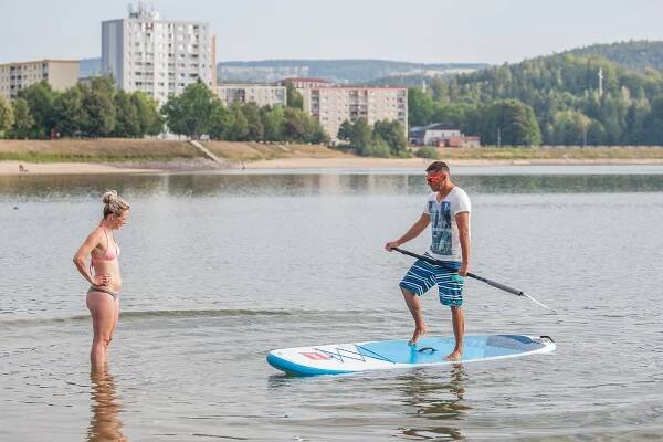 Na Slezskou Hartu láká půjčovna paddleboardů. Mezi vodními sporty zažívá boom
