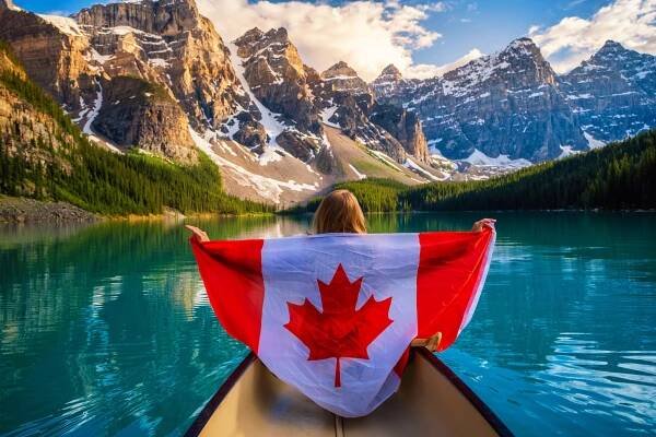 When is the BEST Time to Visit Moraine Lake?