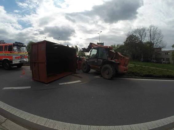 VIDEO: Převrácený traktor blokoval dopravu u vlakového nádraží