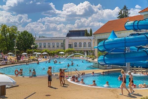 Lázně zažily obří propad návštěvníků. Zachraňují je Češi