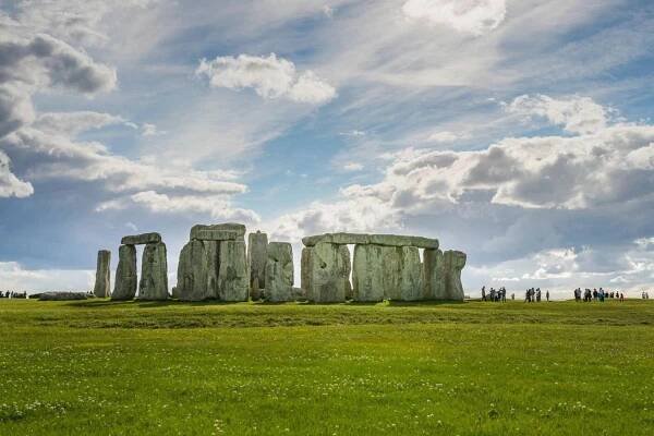 Stonehenge není jediné: 7 míst ve Spojeném království, kde můžete na vlastní kůži zažít archeologii