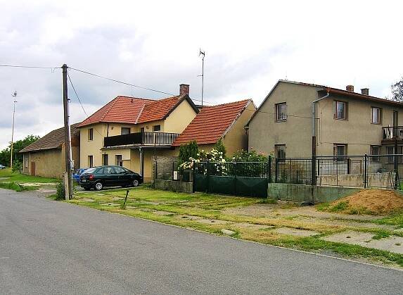 Hledíková ulice v horní části Osnice