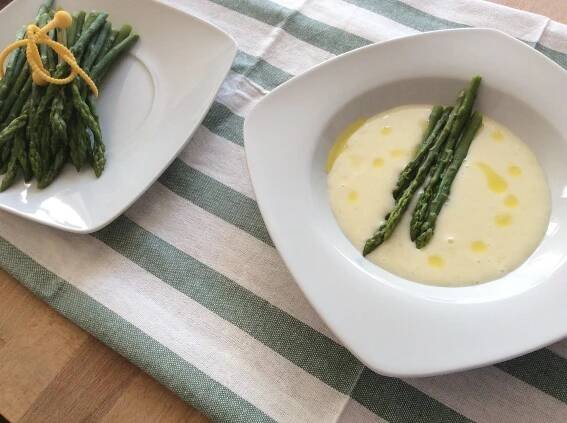 Chřestová Polévka s Parmezánovými Křupky: Paleo Jarní Delikatesa! 1