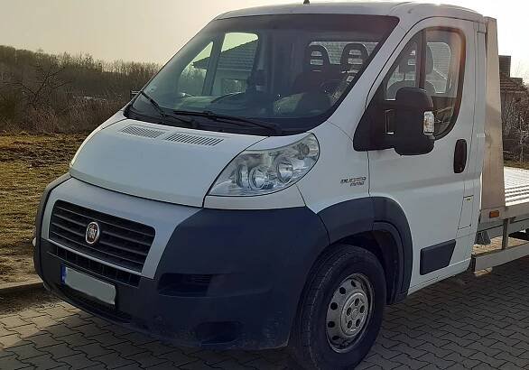 Autolaweta Fiat Ducato z 2013 roku, wyposażona w manualną skrzynię biegów, posiada 5 metrowy najazd i ładowność do 1650 kg. Do wynajęcia na rd-car.pl