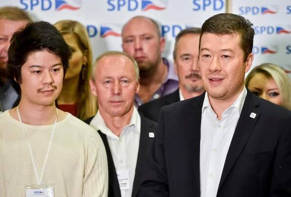 Tomio Okamura se synem Ruyem na tiskové povolební konferenci odpovídá na dotazy novinářů.