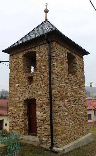 Bystřice pod Lopeníkem, obec na úpatí Bílých Karpat. Zvonice.