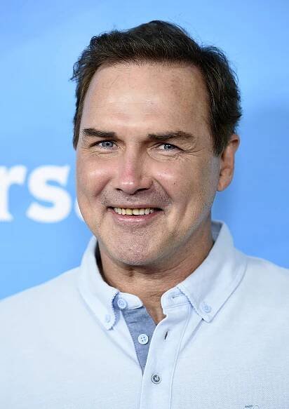 Zemřel americký komik Norm Macdonald, známý ze seriálu Průměrňákovi
