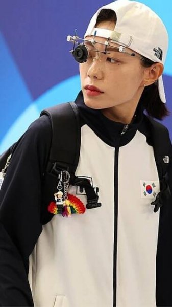 Z olympiády před objektiv. Střelkyně Kim Ye-Ji nafotila novou kampaň Balenciaga