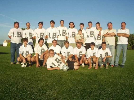 V roce 2005 postoupil Tatran Šatov do krajské I. B třídy. Zleva Jan Peřinka předseda TJ Tatran, Pavel Moler, Libor Procházka, Martin Nesnídal, Miroslav Müller, Zdeněk Peřinka se synem Dominikem, Luboš Rohovský, Jindřich Štorek, trenéři Luboš Rohovský a Mi
