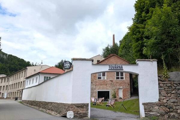 Z bývalé rozvodny je udírna, náhon se využívá k chlazení piva. Továrna ve Víru znovu ožívá