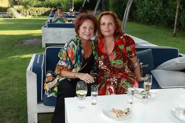 FOTO: Všechny hvězdy seriálu Ulice na jedné party. Chyběla „záškodnice“ Lucie Vondráčková! Proč?