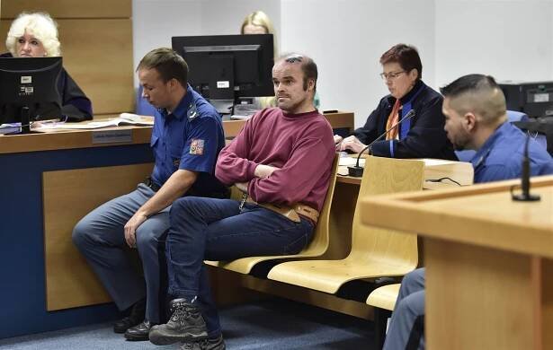 Sundával si trenýrky a najednou mě praštil židlí, líčil napadený policista