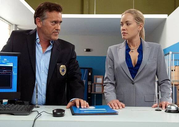 Status: Nežádoucí - Dělené rozhodnutí - Z filmu - Bruce Campbell, Kristanna Loken