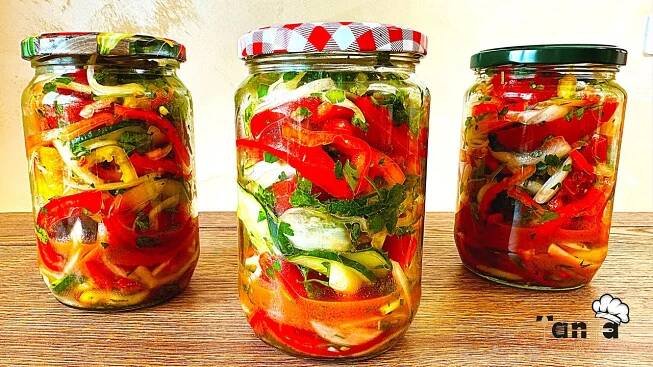 već 10 godina, konzerviram ovu salatu za zimu u tegle! Najbolja zimska salata!