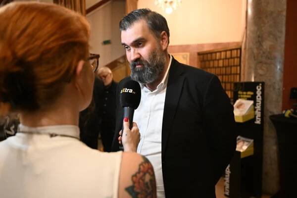 FOTO: Režisér Michal Samir během rozhovoru pro eXtra. – stránka 19