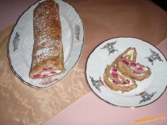oříšková roláda se smetanovým sýrem a malinami