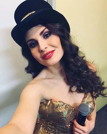 FOTO: Muzikálová zpěvačka Alžběta Bartošová. – stránka 39
