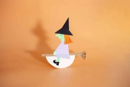 Halloween papír čarodějnice řemeslo pro děti na oranžovém pozadí, DIY — Stock obrázek