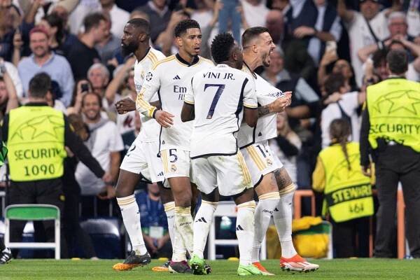Fotbalisté Realu Madrid slaví vítězství nad Bayernem Mnichov (8. 5. 2024).