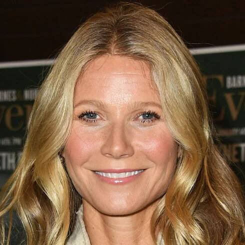 Gwyneth Paltrow Shares Makeup-Free Selfie on a Ski Trip With Daughter Apple — Photos