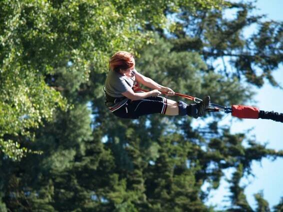 Bungee jumping z jeřábu