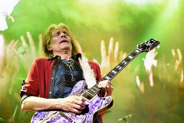 FOTOREPORT: Steve Vai řádil ve vyprodaném Lucerna Music Baru