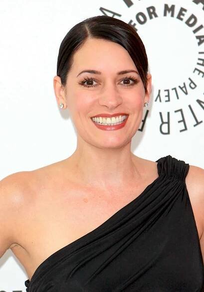 Paget Brewster posing elegantly Wallpaper