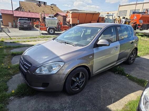 Prodám bouranou Kia Ceed 1.6 90kw r.v. 2007
