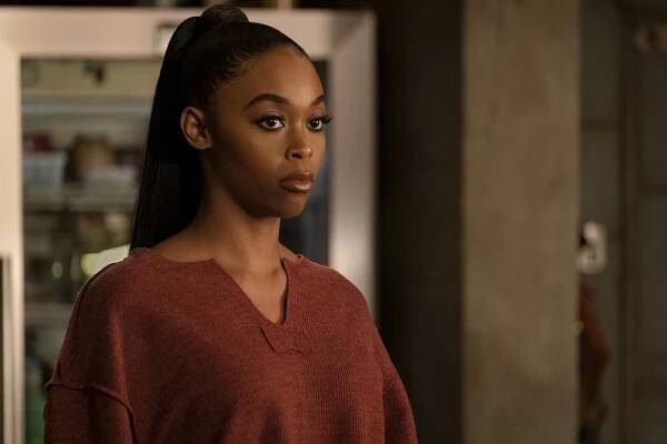 Black Lightning - Kniha Markovie: 2. kapitola: Lynnina závislost - Z filmu - Nafessa Williams