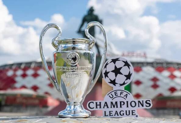 14. června 2021 Moskva, Rusko, Liga mistrů UEFA Cup a emblém před moderním stadionem. — Stock obrázek