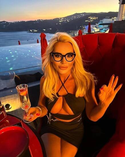 Proměna sexy múzy Felixe Slováčka: Lenka Dragounová zkrátila platinovou hřívu, v sázce bylo půl milionu korun
