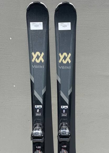 BAZAR - Sjezdové lyže Völkl Deacon 7.6 gold/black 20/21 + váz.FDT TP 10 - délka 154cm