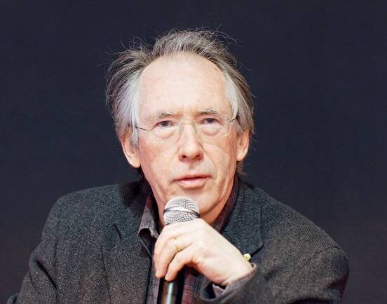 Ian McEwan má dál sílu psát a překvapovat. V románu Hodiny sepisuje sumu svého života