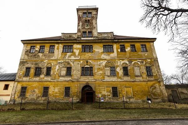 Fotky: Barokní perla za 106 milionů. Zámek Kunratice má nového majitele