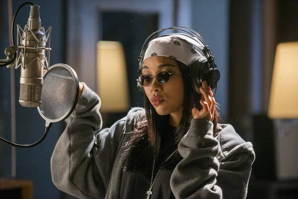 Aaliyah: The Princess of R&B - Z filmu - Alexandra Shipp