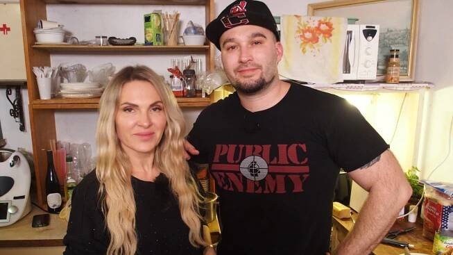 Hrozící výbuch kuchyně a chlupy v jídle. Policista doufá, že nejsou z nosu