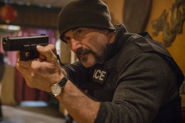 Policie Chicago - Different Mistakes - Z filmu - Elias Koteas
