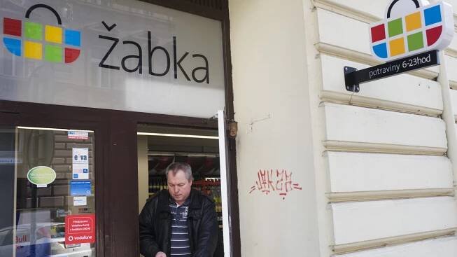 V Žabce jde zaplatit bez zadání PIN. Bezkontaktní platby chce spustit i McDonalds nebo Billa