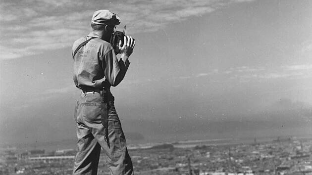 Joe O’Donnell fotografuje město Sasebo. (1945)