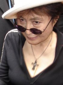 Soubor:Yoko Ono 2007.jpg – Wikipedie