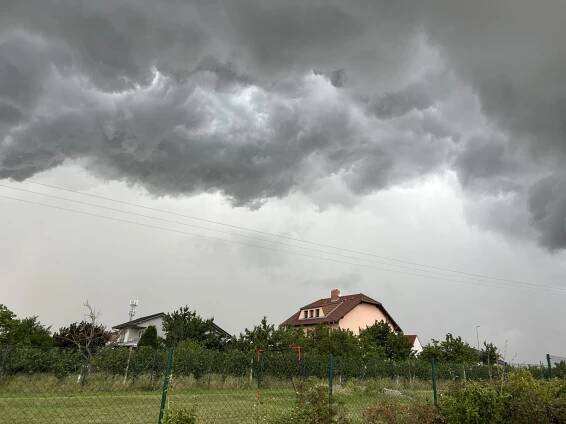 Nebe nad Pálavou zčernalo. Čtenářka pro jistotu zavřela všechna okna
