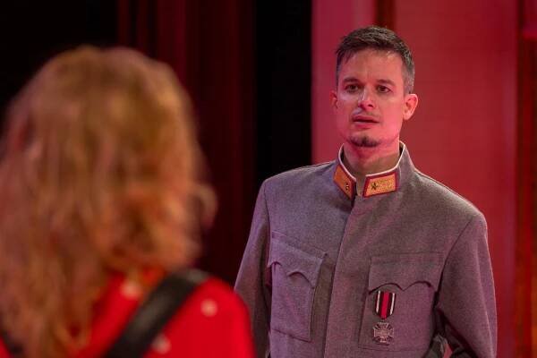 Jan Musil v titulní roli hry Don Juan se vrací z války, foto Petr Šedivý