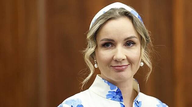 Ruská zmocněnkyně za práva dětí Marija Lvovová-Bělovová na schůzce s prezidentem Vladimirem Putinem. (2. června 2025)