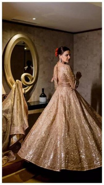 Himanshi Khurana gives Diwali inspiration in her golden ethnic gown