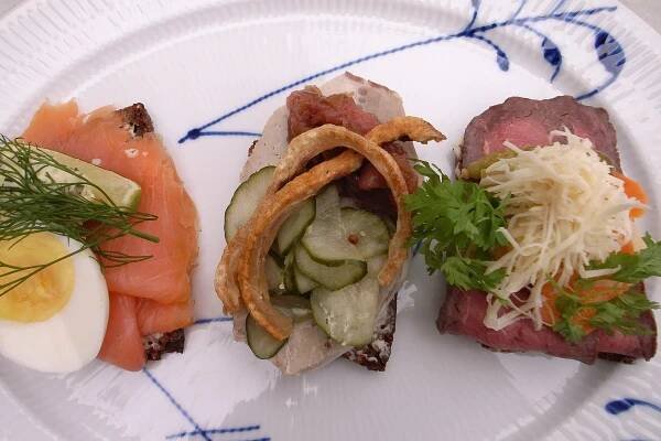 Soubor:Smørrebrød-01.jpg – Wikipedie