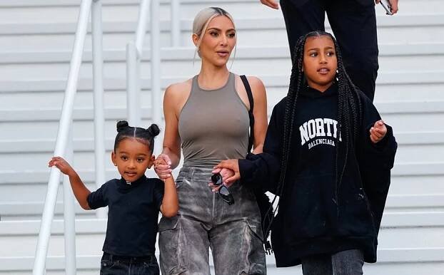 Panenky vystřídaly za designer kabelky. North, Stormi a Blue Ivy udávají trendy už od kočárku