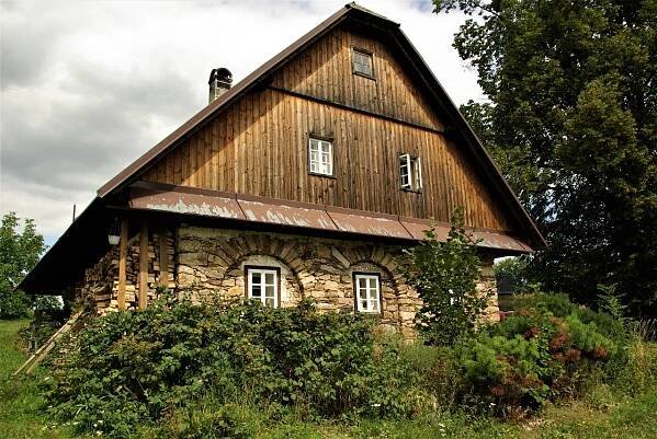 Půvabná ves Rampuše v podhůří Orlických hor má blízko k přírodě. Hlídá ji socha Rampepurdy | Střední Čechy