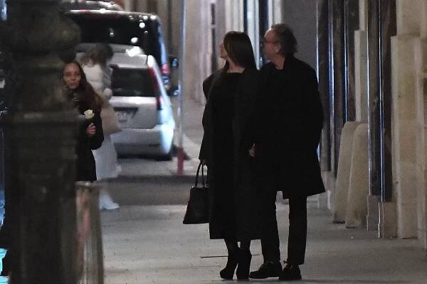 Tim Burton, Monica Bellucci confirm dating rumors with kiss