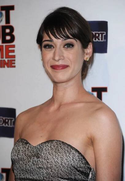 Svůj vůbec nejdelší známý vztah měl Matthew Perry s herečkou Lizzy Caplan v letech 2006 až 2012.